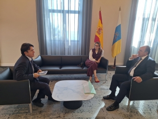 Los vocales Inés Herreros Hernández y José Antonio Montero Fernández con el presidente del alto tribunal de las Islas